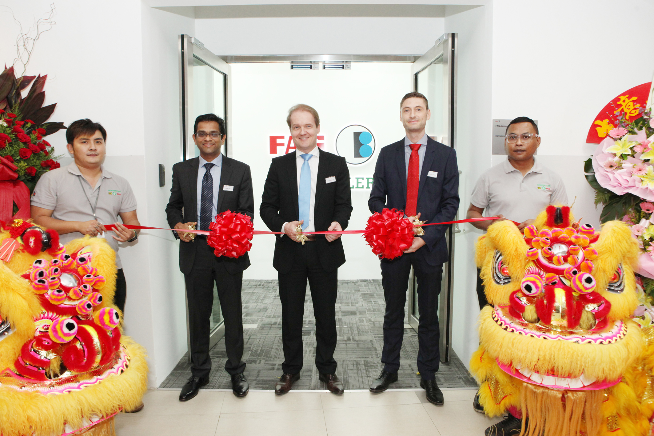 （從左至右）舍弗勒東南亞總裁拉瑪達斯•切魯帕斯（Ramdas Cherupara），舍弗勒亞太區首席執行官安德烈亞斯•?？耍ˋndreas Schick）以及FAG航空航天新加坡公司總經(jīng)理馬蒂亞斯•比格納（Matthias Biegner）在FAG航空航天（新加坡）有限公司的開(kāi)業(yè)儀式上正準備剪彩。